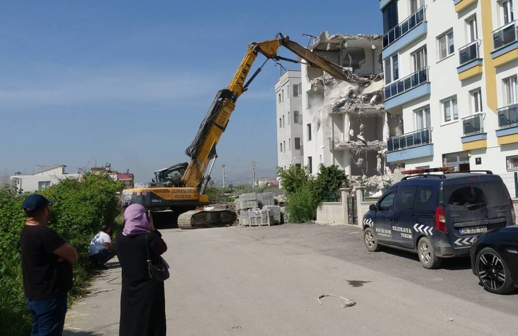 Sıfır bina yan yattı: İnşaatı yaparken zemini kontrol eden olmadı mı! Korkutan manzara 13